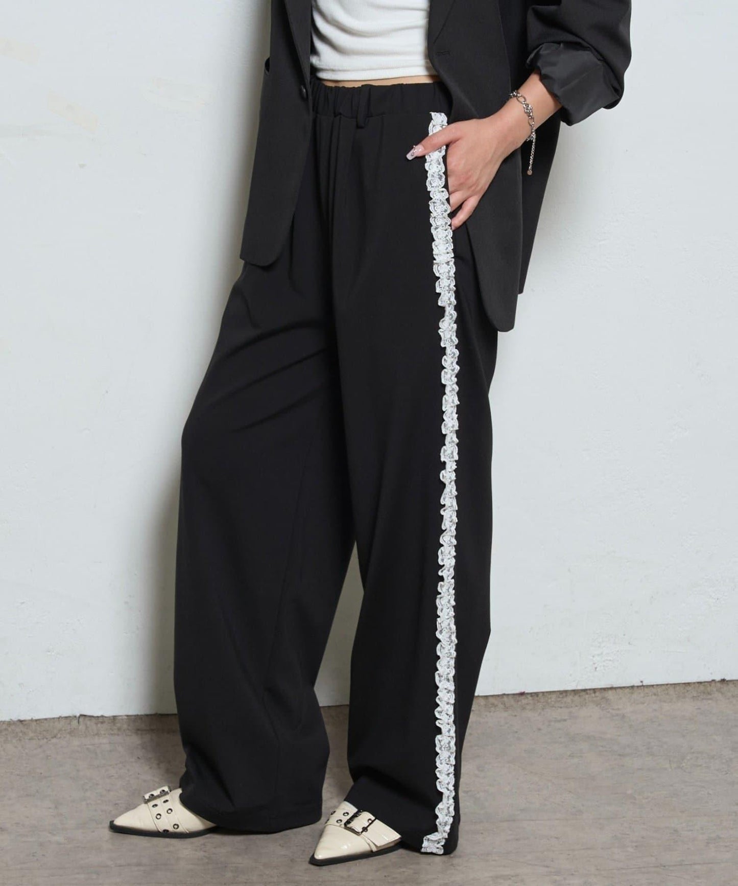 【WHO'S WHO gallery】側邊蕾絲拼接長褲