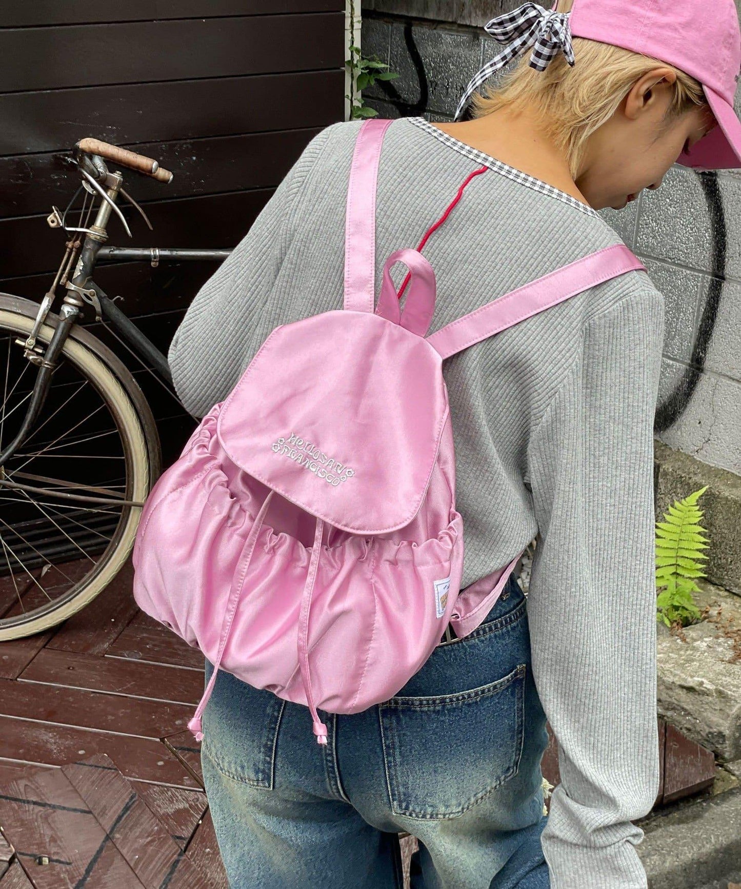 【HELLO.SANFRANCISCO/ハローサンフランシスコ】標誌刺繡緞面雙肩包