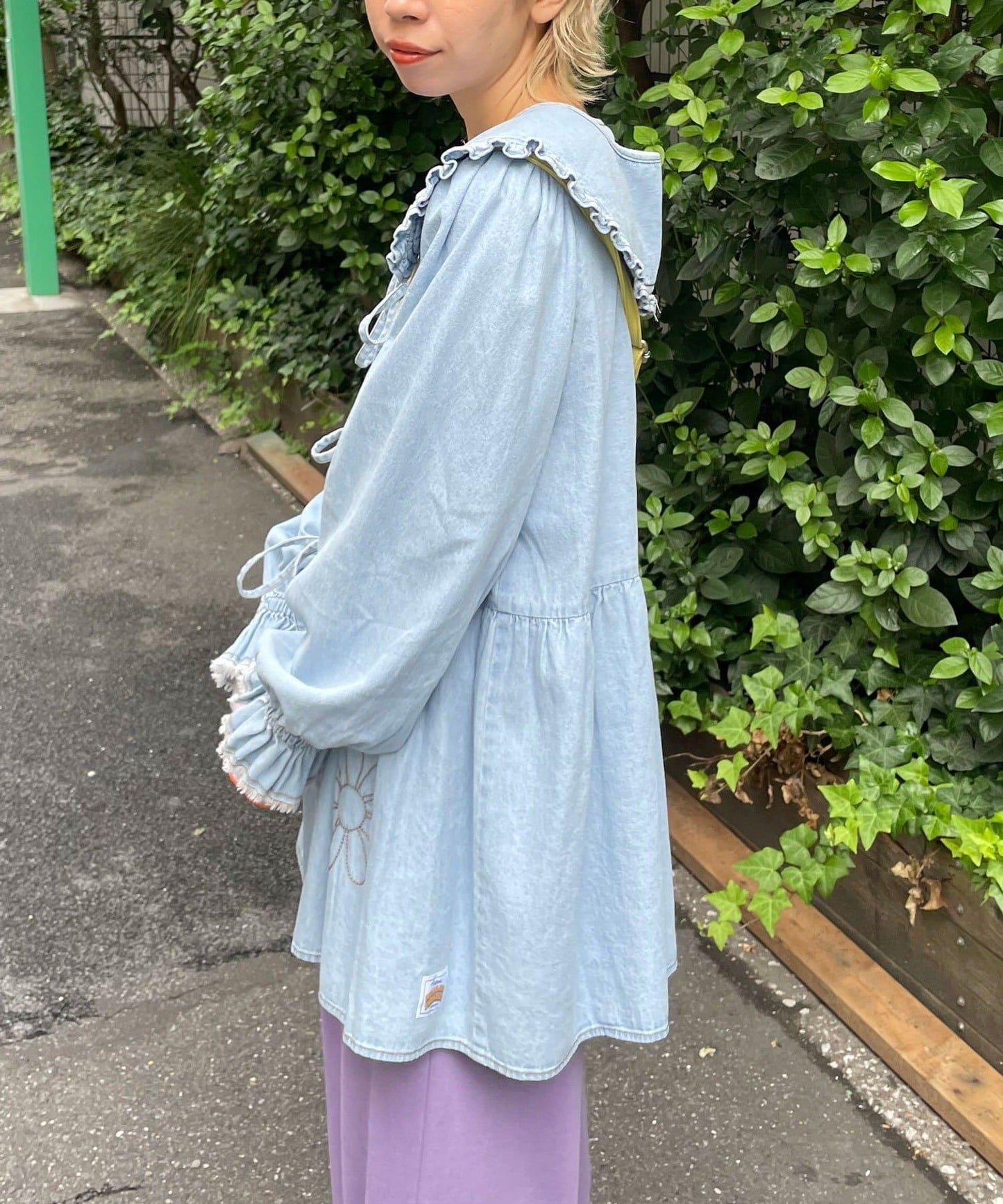 【HELLO.SANFRANCISCO/ハローサンフランシスコ】帶領雛菊刺繡牛仔襯衫