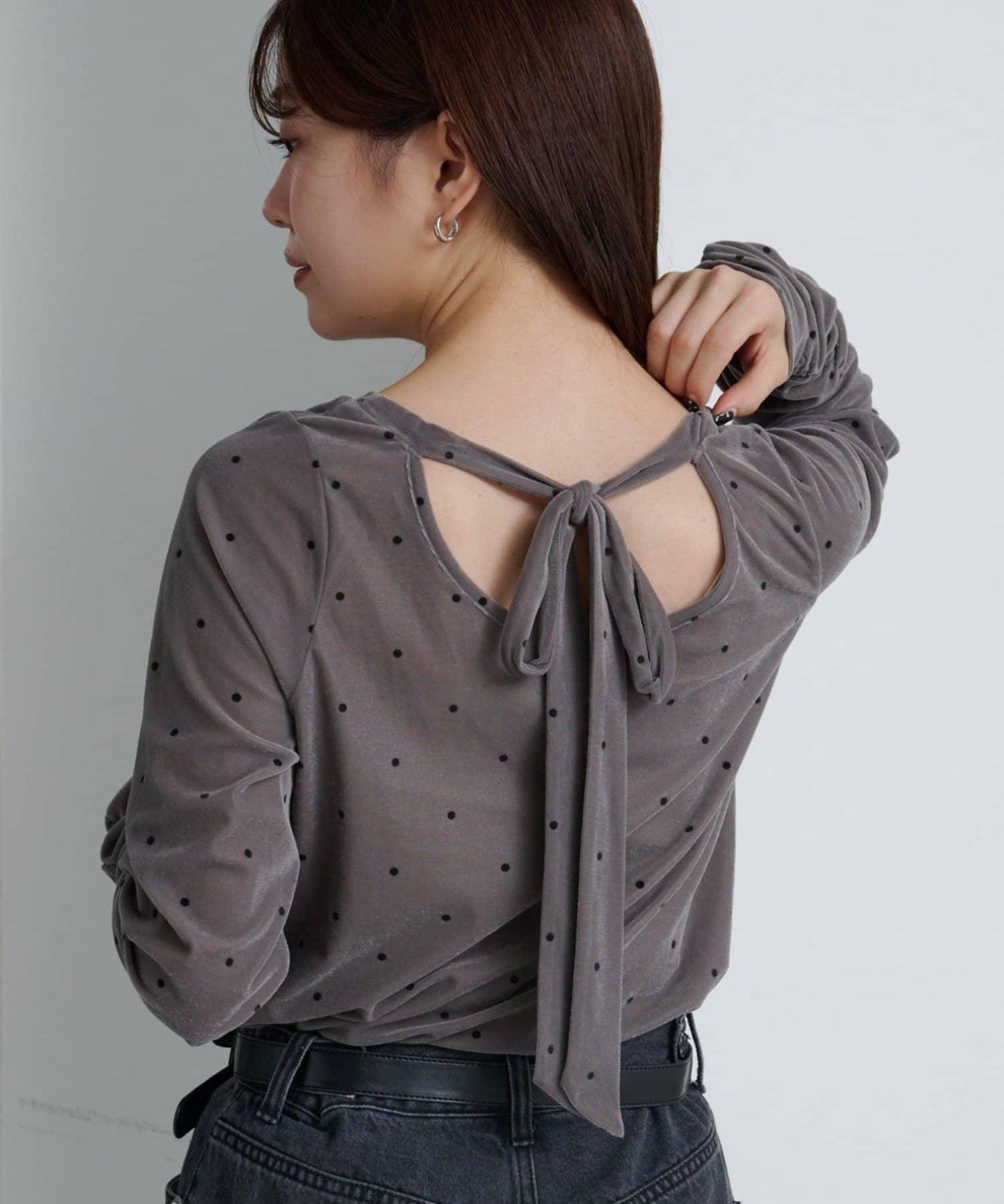 波點天鵝絨蝴蝶結領套頭衫