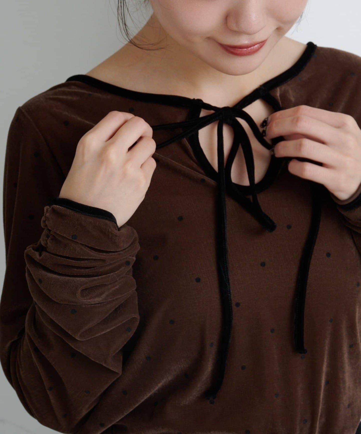 波點天鵝絨蝴蝶結套頭衫