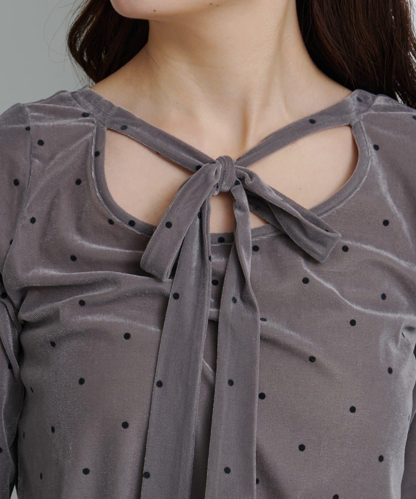 波點天鵝絨蝴蝶結領套頭衫