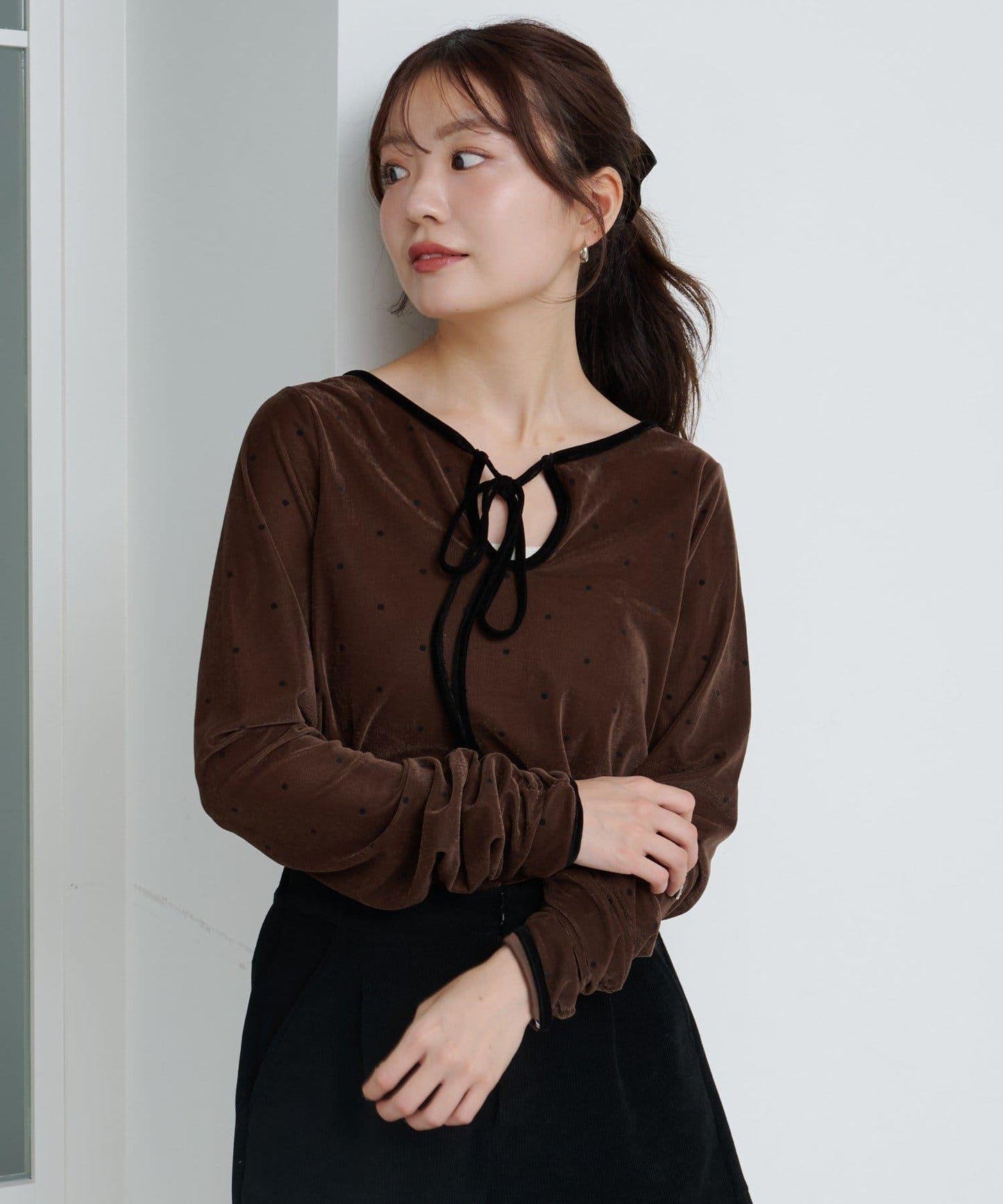 波點天鵝絨蝴蝶結套頭衫