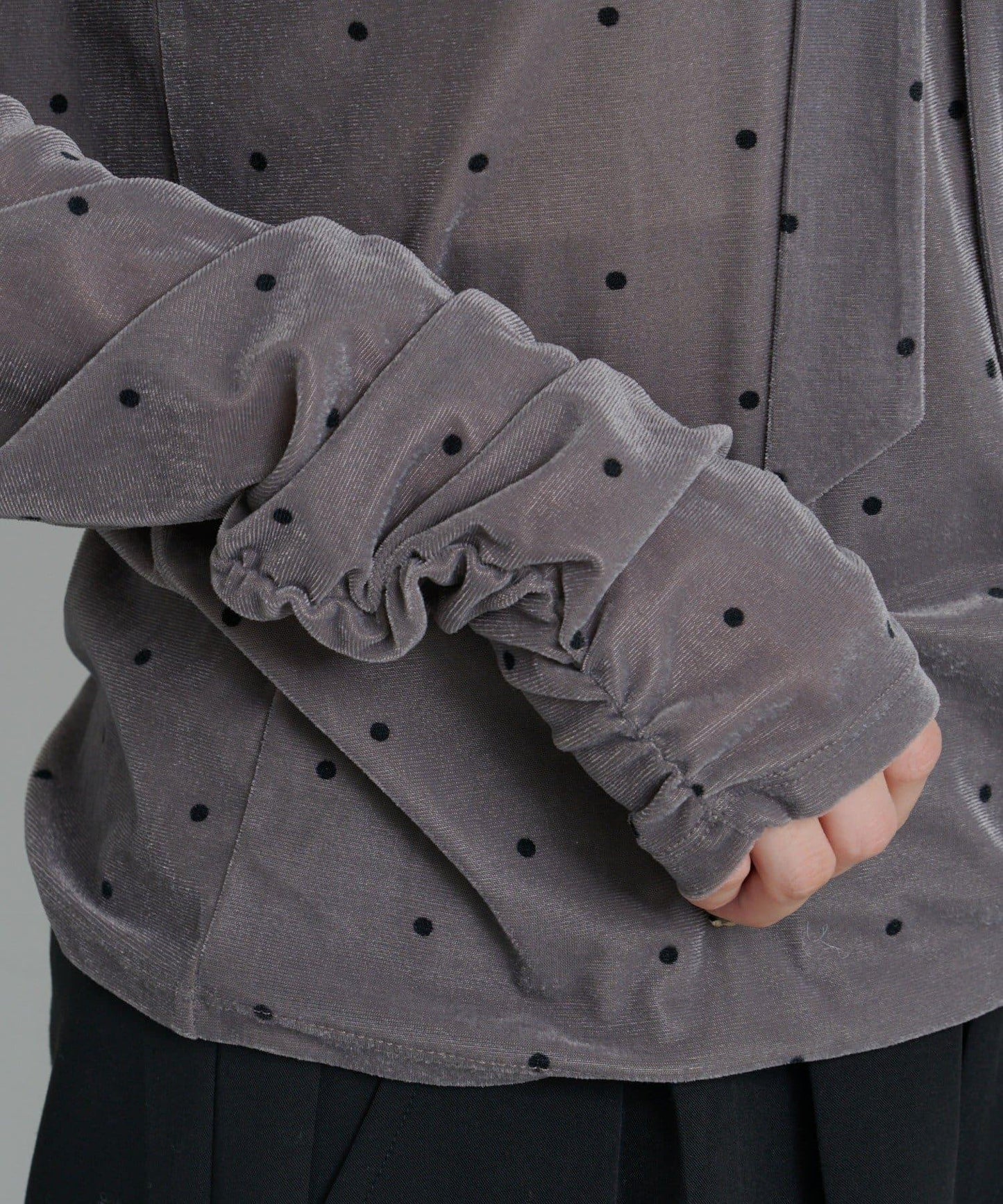 波點天鵝絨蝴蝶結領套頭衫