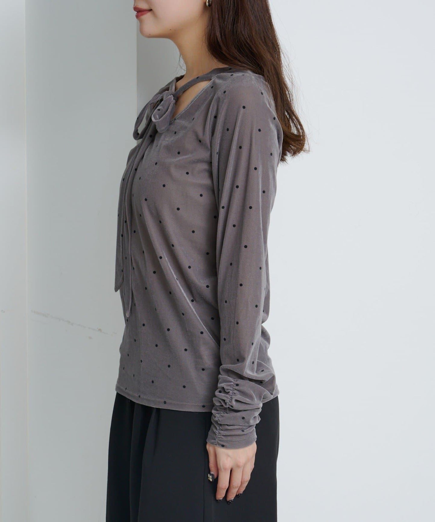 波點天鵝絨蝴蝶結領套頭衫