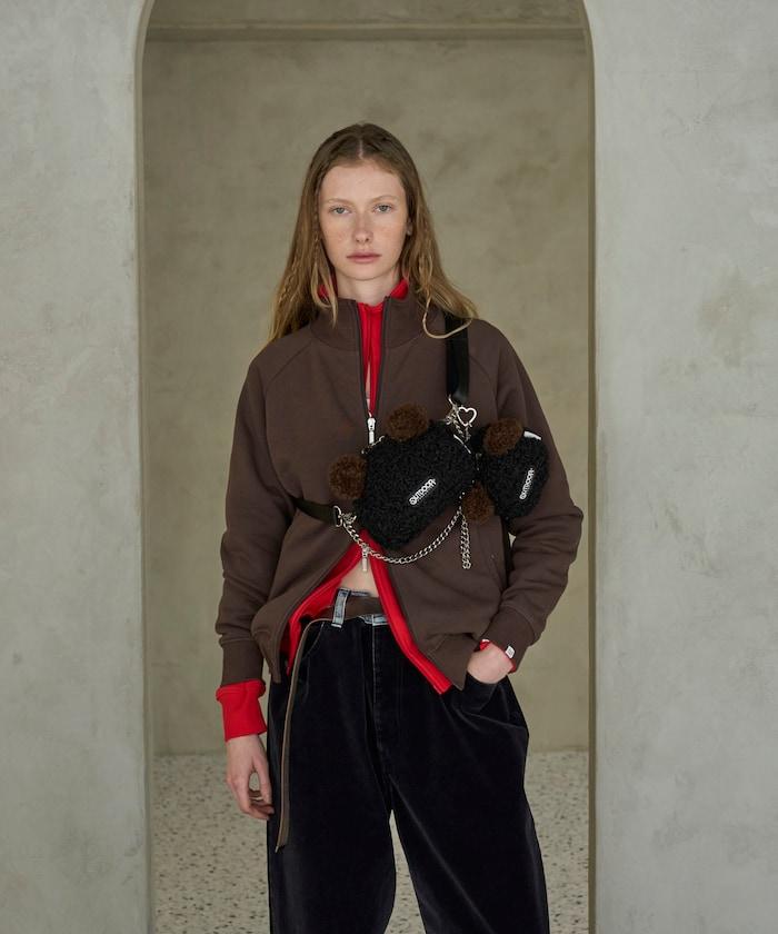 x BASICKS 仿羊羔絨熊造型包