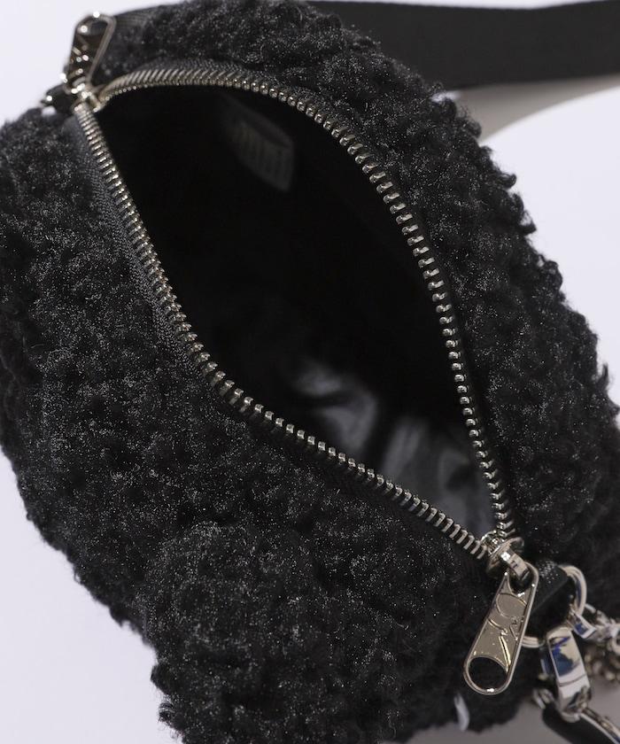 x BASICKS 仿羊羔絨熊造型包