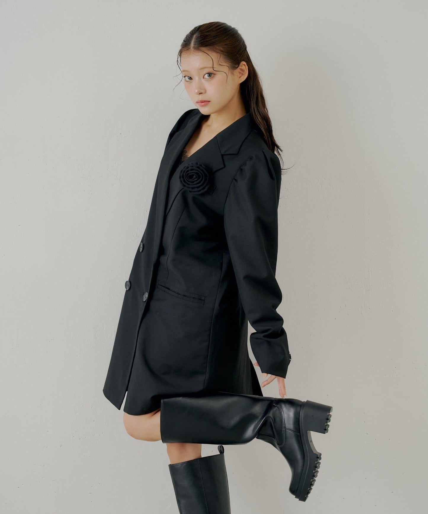 【Chico】帶玫瑰花胸針的蓬鬆長款夾克