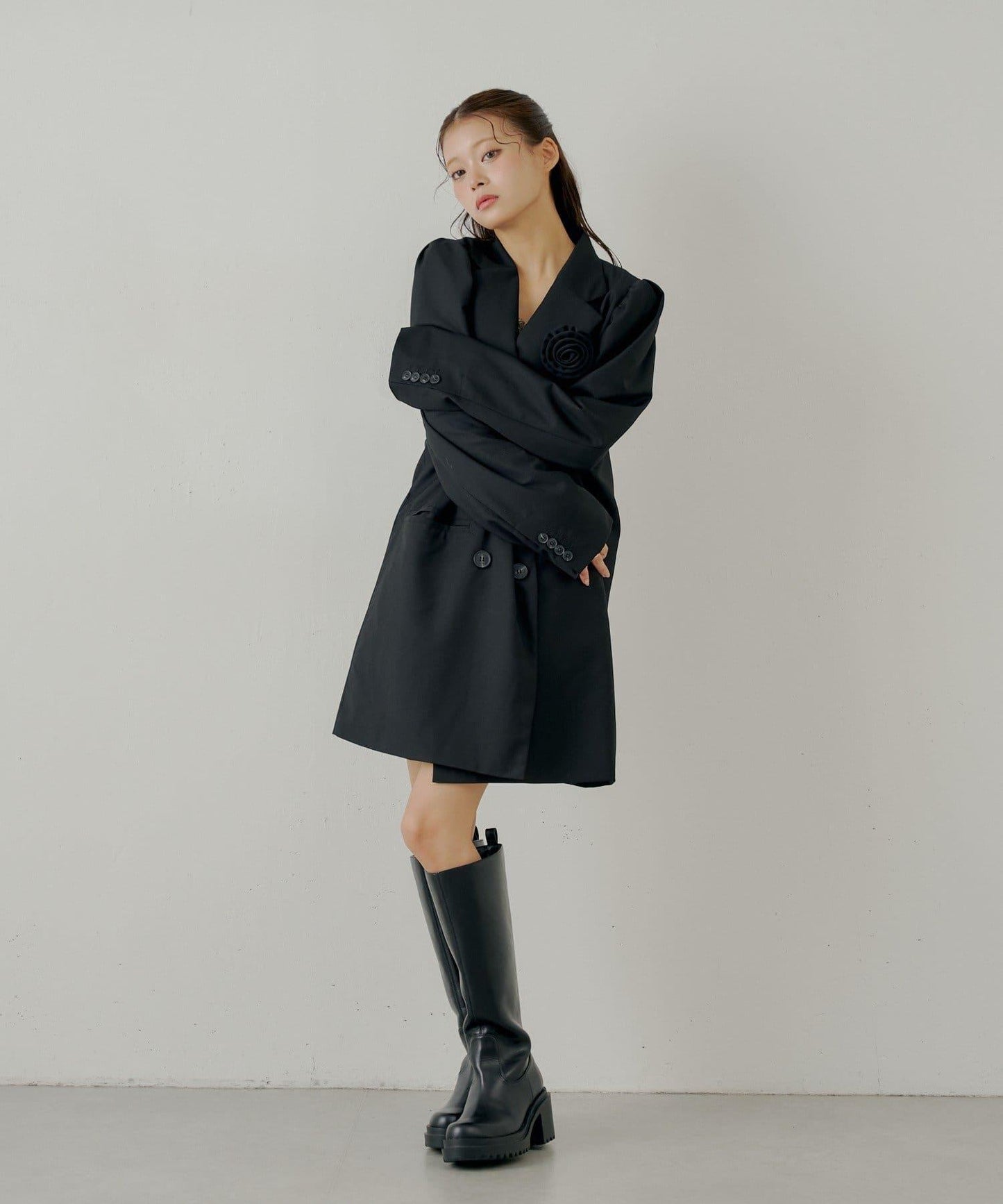 【Chico】帶玫瑰花胸針的蓬鬆長款夾克