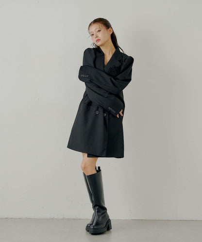 【Chico】帶玫瑰花胸針的蓬鬆長款夾克