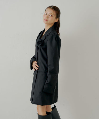 【Chico】帶玫瑰花胸針的蓬鬆長款夾克