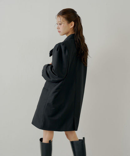 【Chico】帶玫瑰花胸針的蓬鬆長款夾克