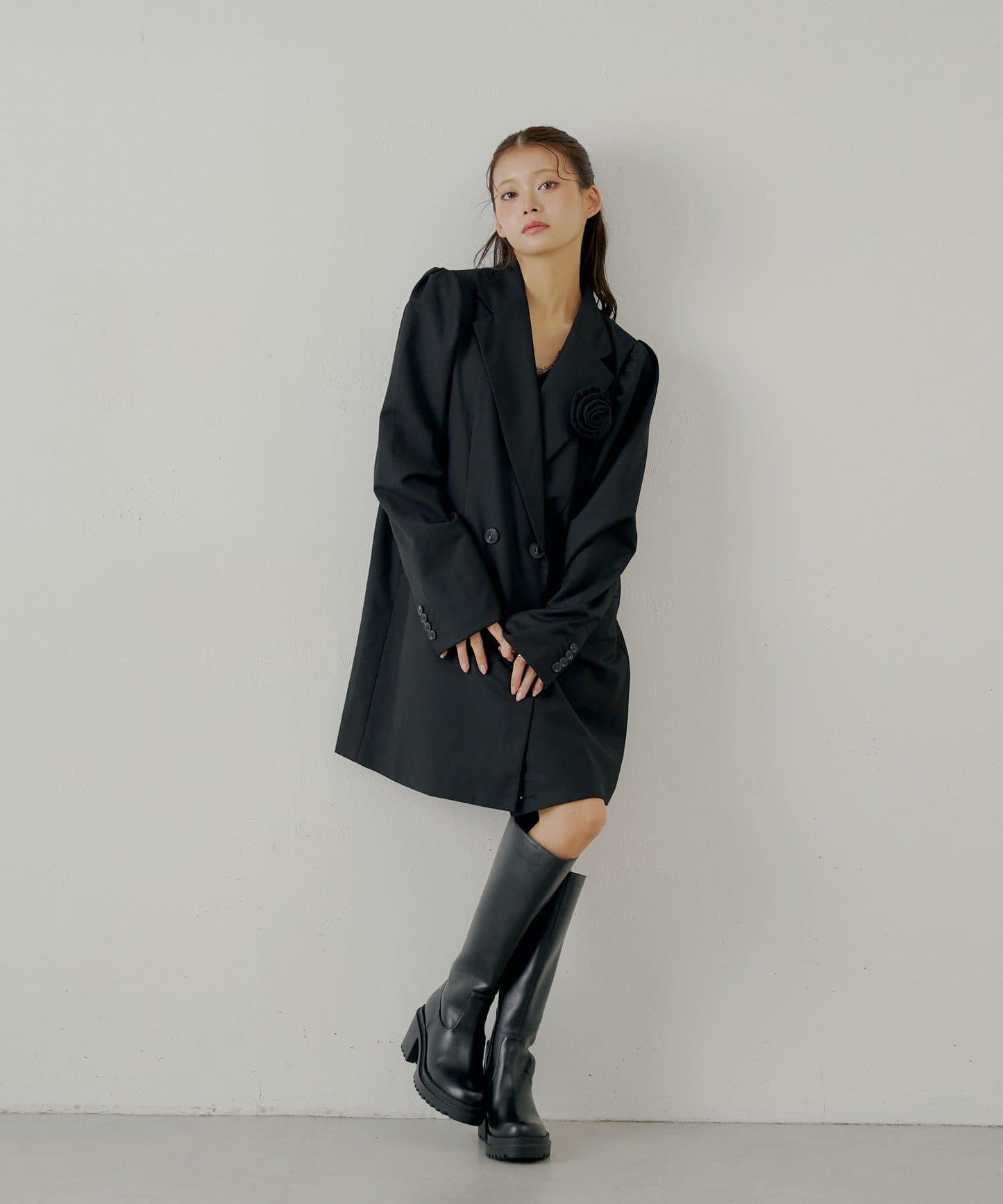 【Chico】帶玫瑰花胸針的蓬鬆長款夾克