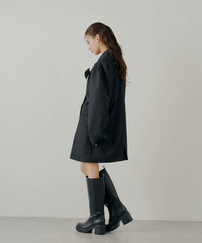 【Chico】帶玫瑰花胸針的蓬鬆長款夾克