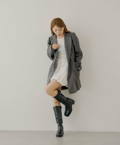 【Chico】帶玫瑰花胸針的蓬鬆長款夾克