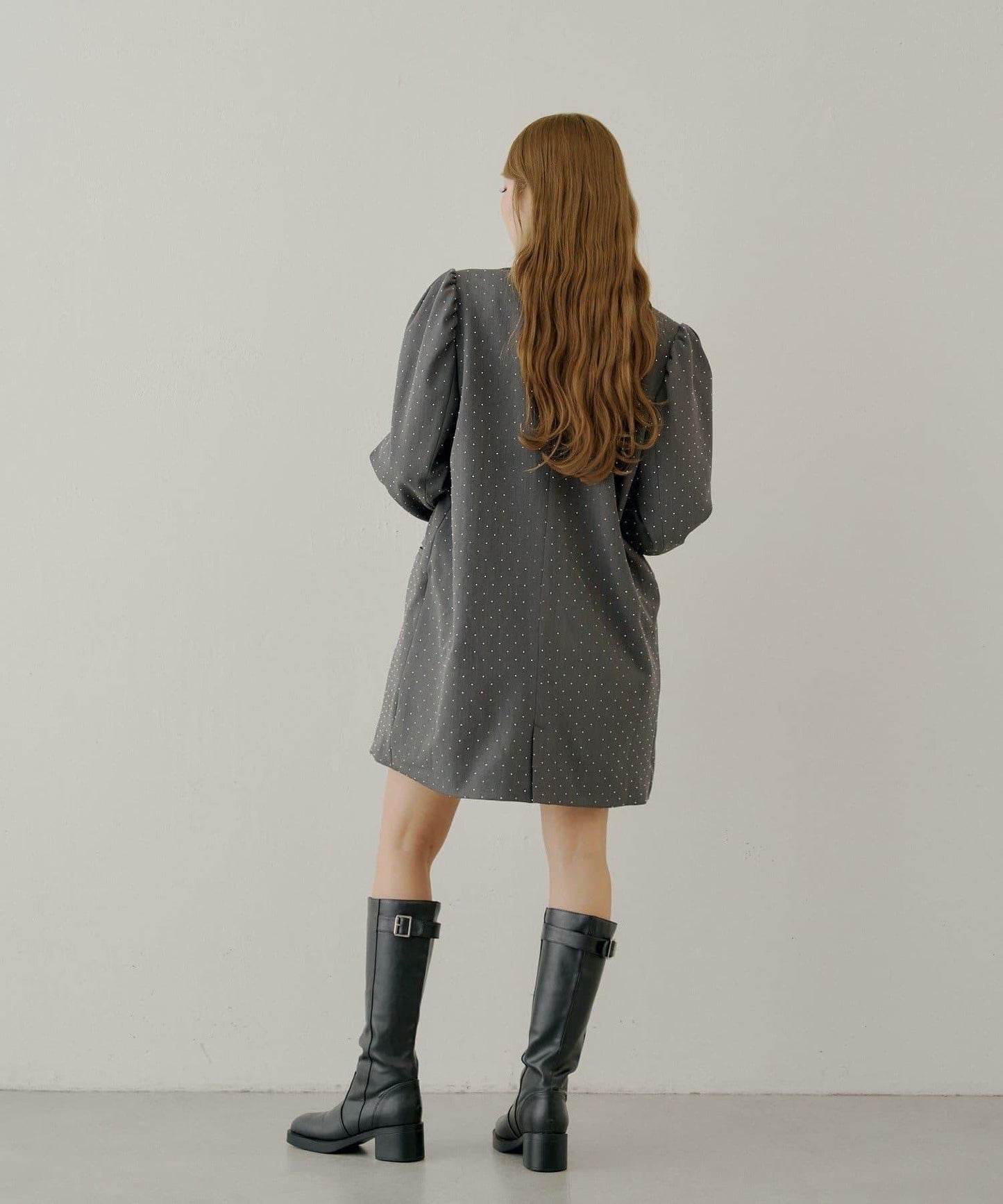 【Chico】帶玫瑰花胸針的蓬鬆長款夾克