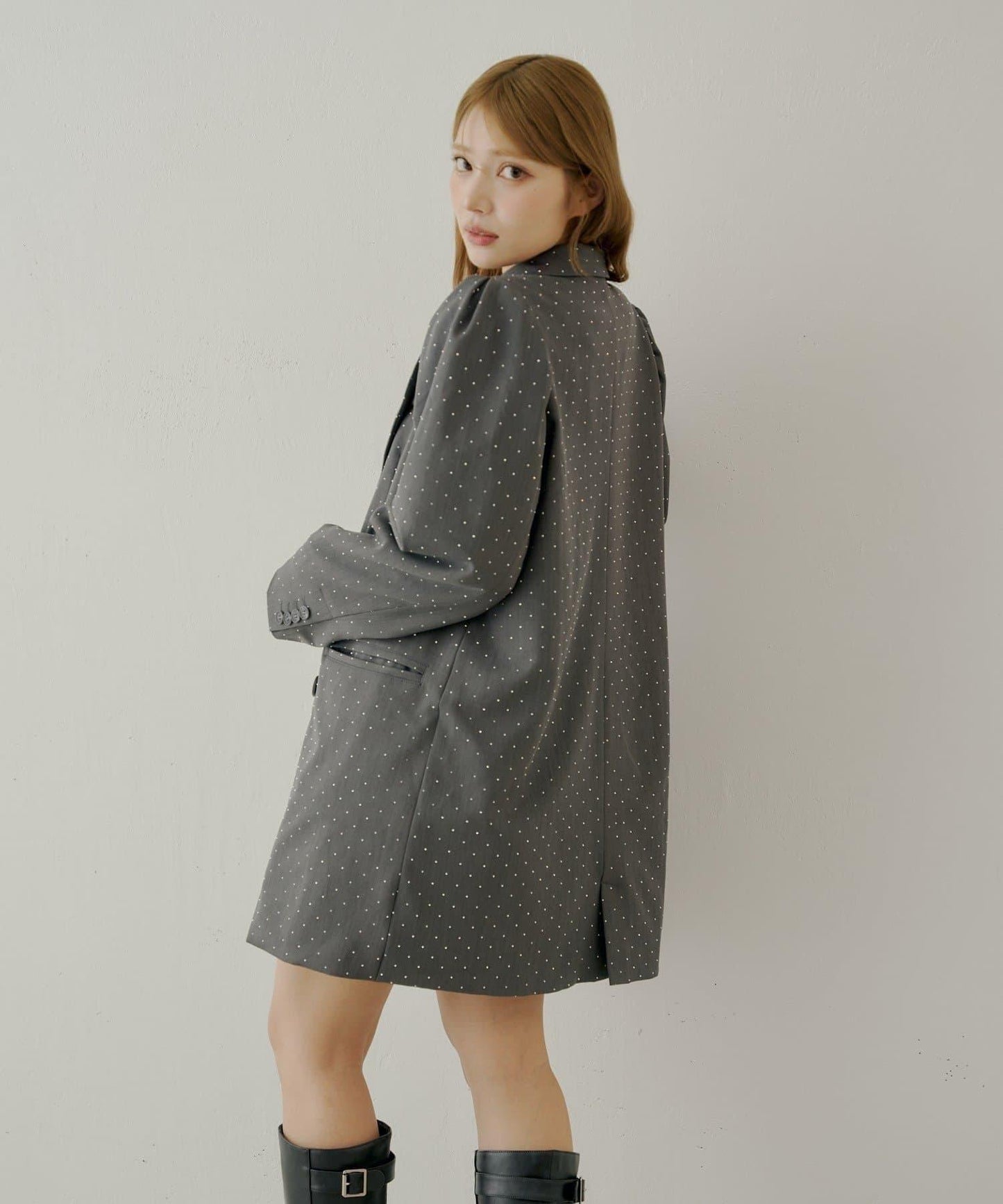 【Chico】帶玫瑰花胸針的蓬鬆長款夾克