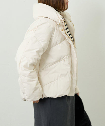 輕盈易穿彈力高領純羽絨服