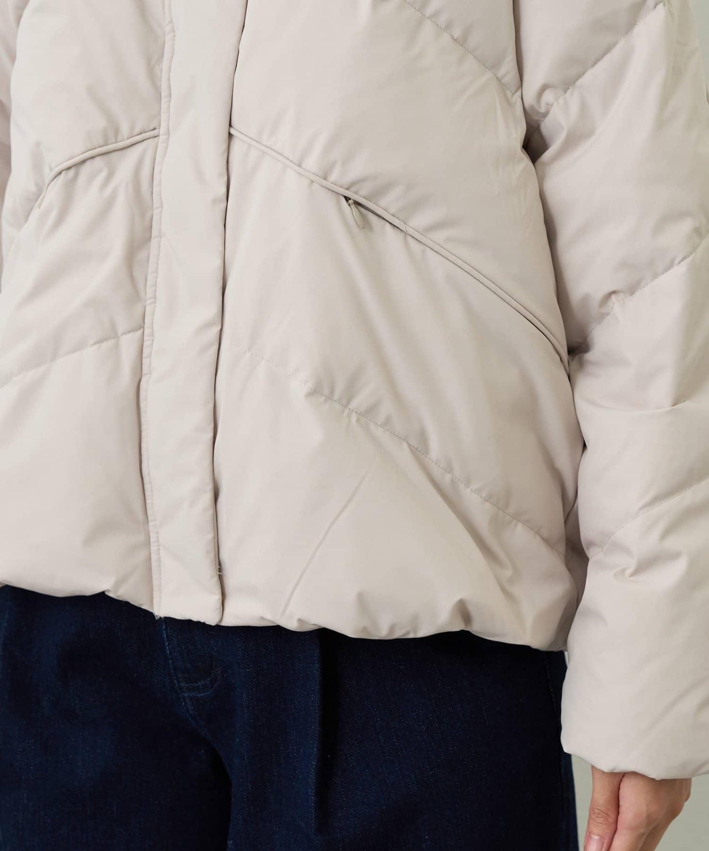 輕盈易穿彈力高領純羽絨服