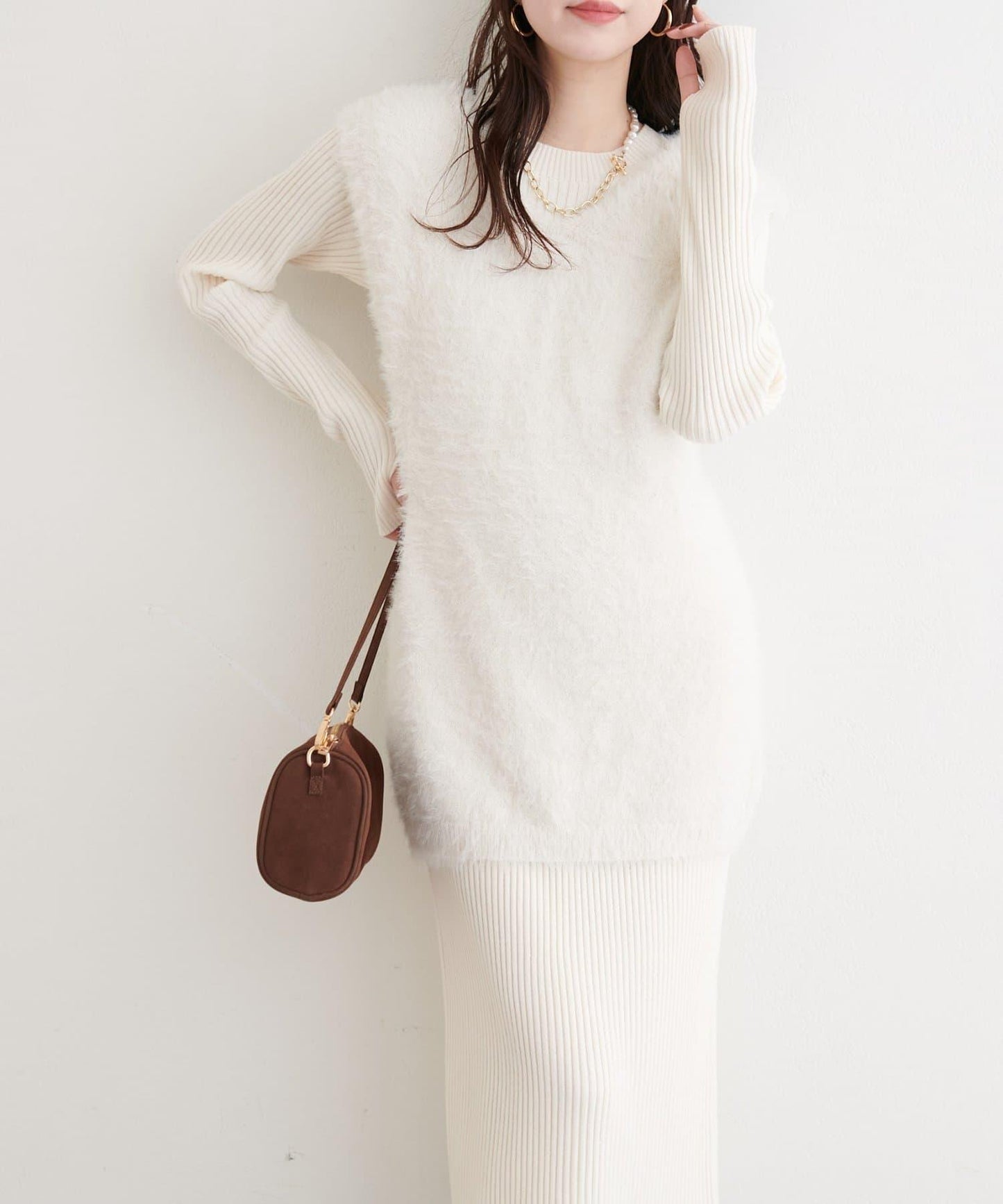 〈osono〉亮片羽毛針織背心×羅紋連衣裙