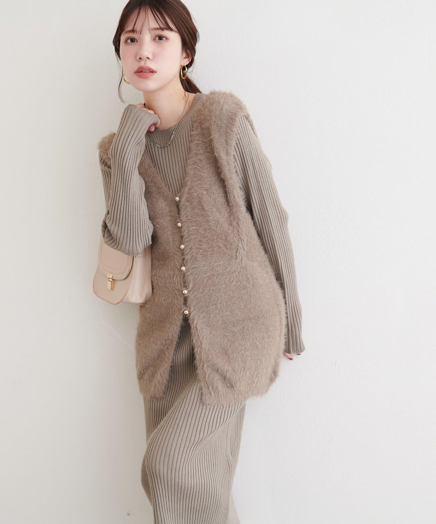 〈osono〉亮片羽毛針織背心×羅紋連衣裙