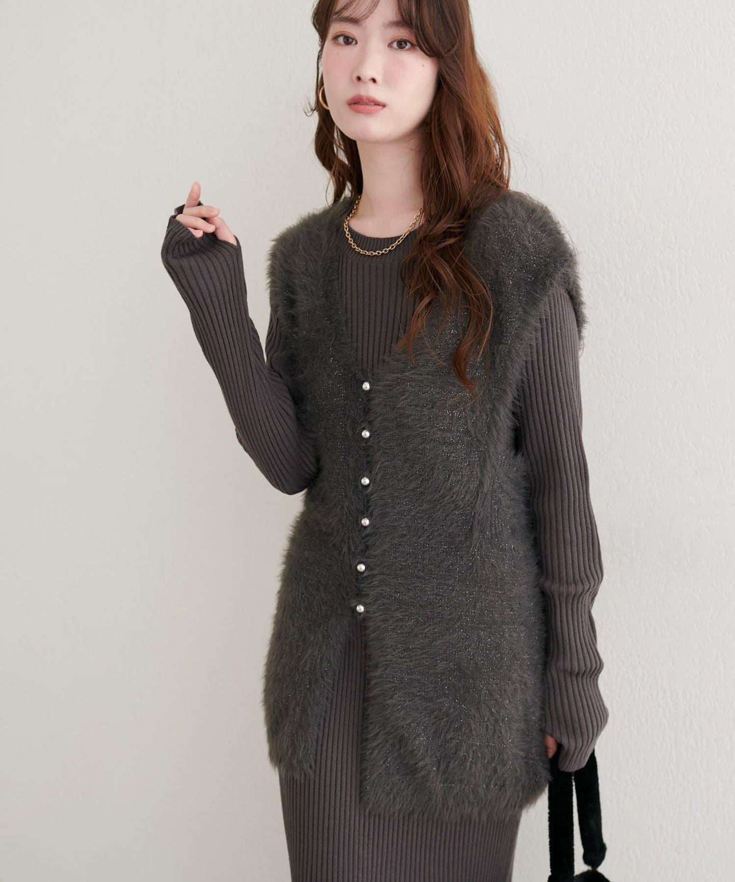 〈osono〉亮片羽毛針織背心×羅紋連衣裙