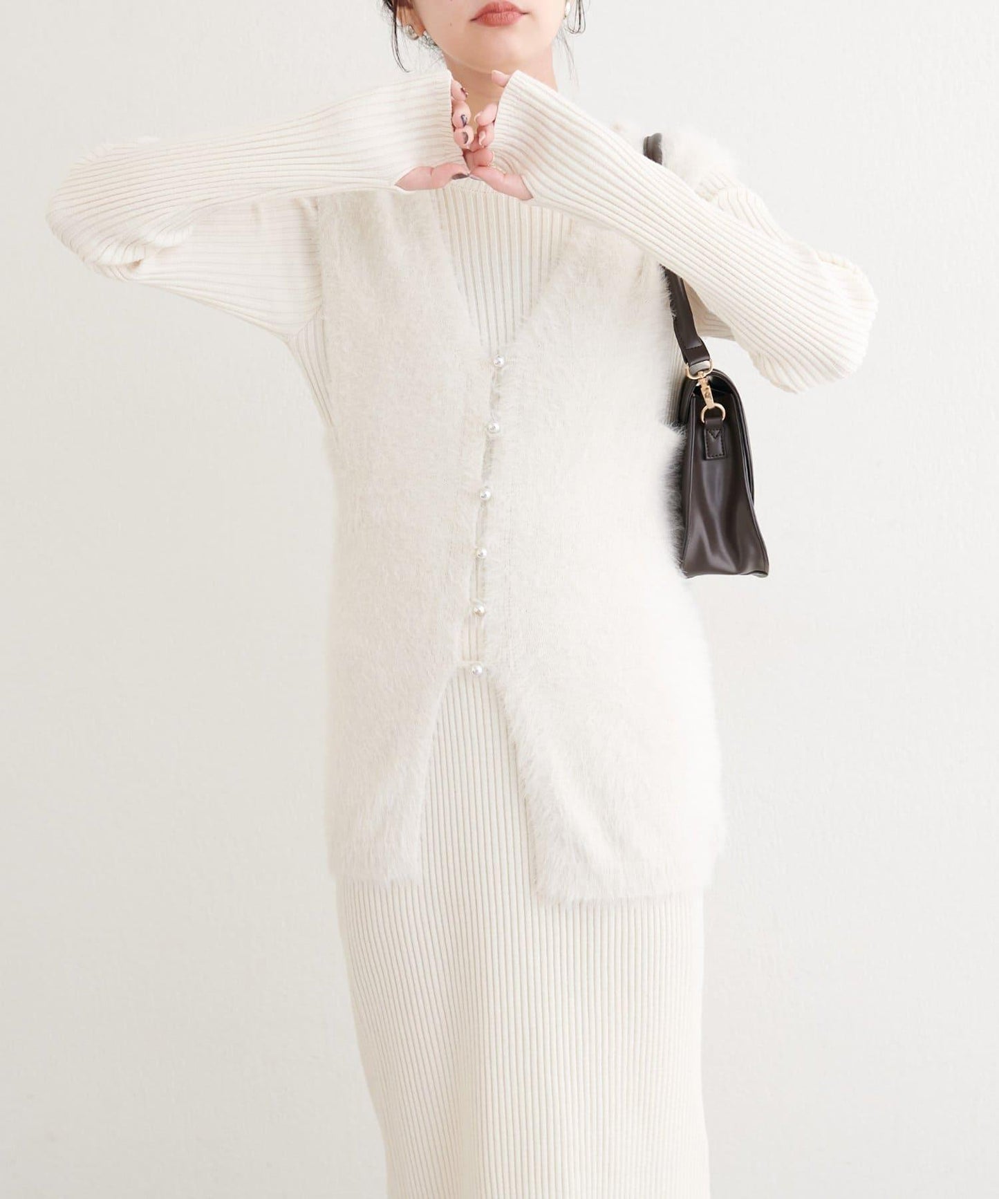 〈osono〉亮片羽毛針織背心×羅紋連衣裙