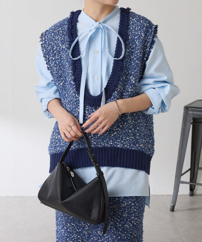 窄領帶裝飾寬鬆襯衫