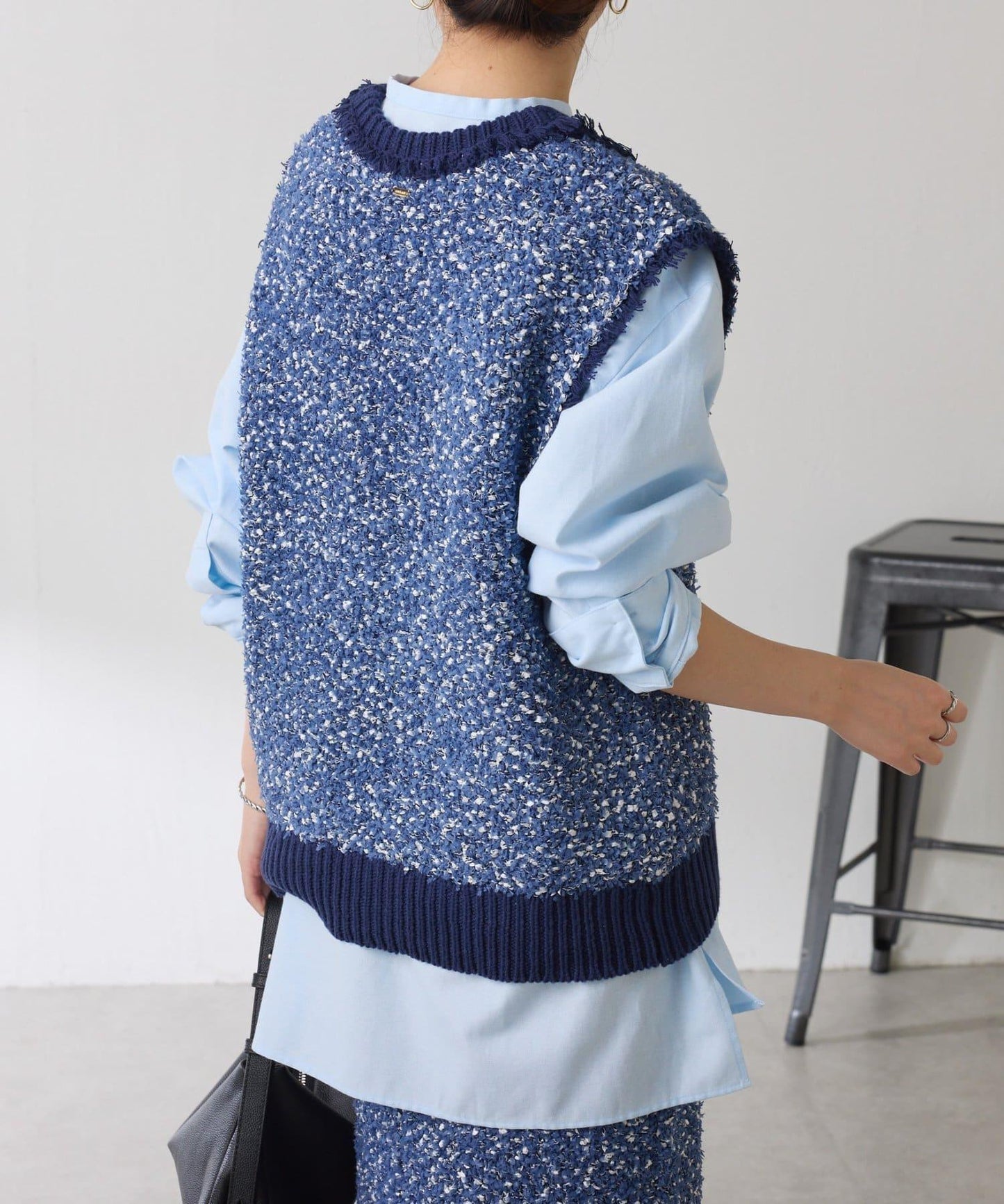 窄領帶裝飾寬鬆襯衫