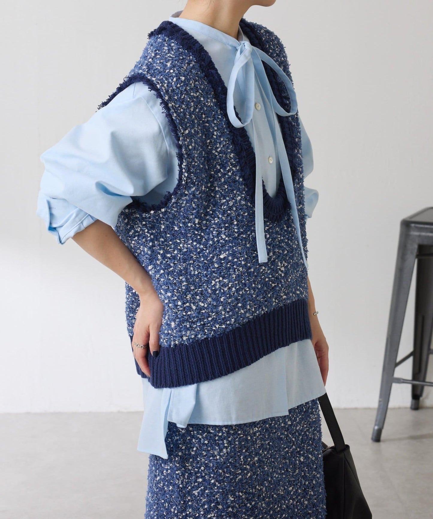 窄領帶裝飾寬鬆襯衫