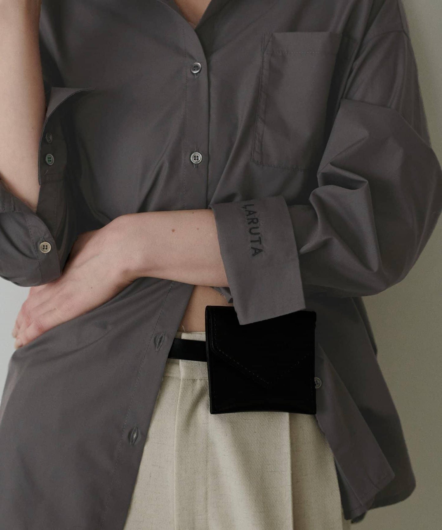 【LARUTA】迷你標誌刺繡基礎款襯衫