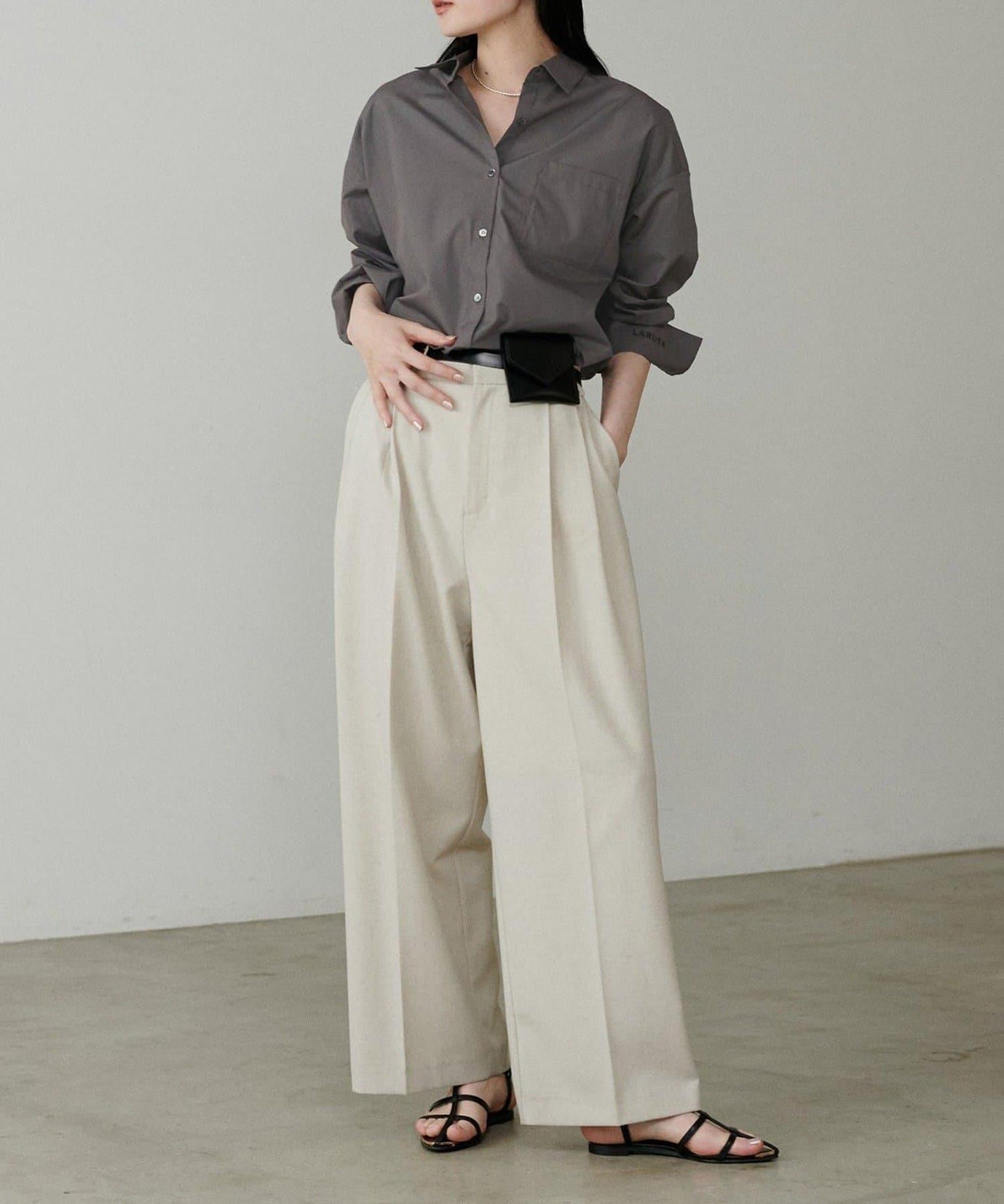 【LARUTA】迷你標誌刺繡基礎款襯衫