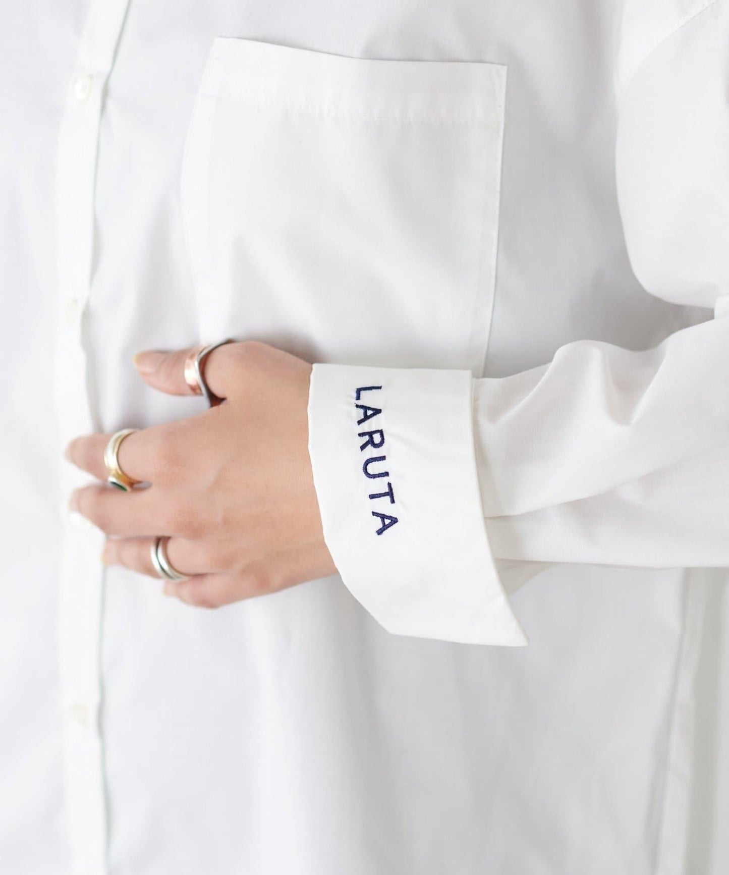 【LARUTA】迷你標誌刺繡基礎款襯衫