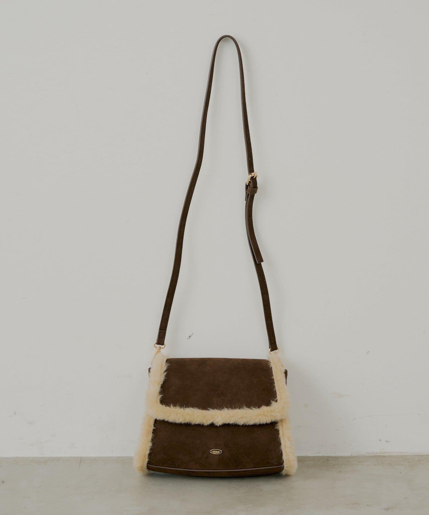 毛絨手柄翻蓋包