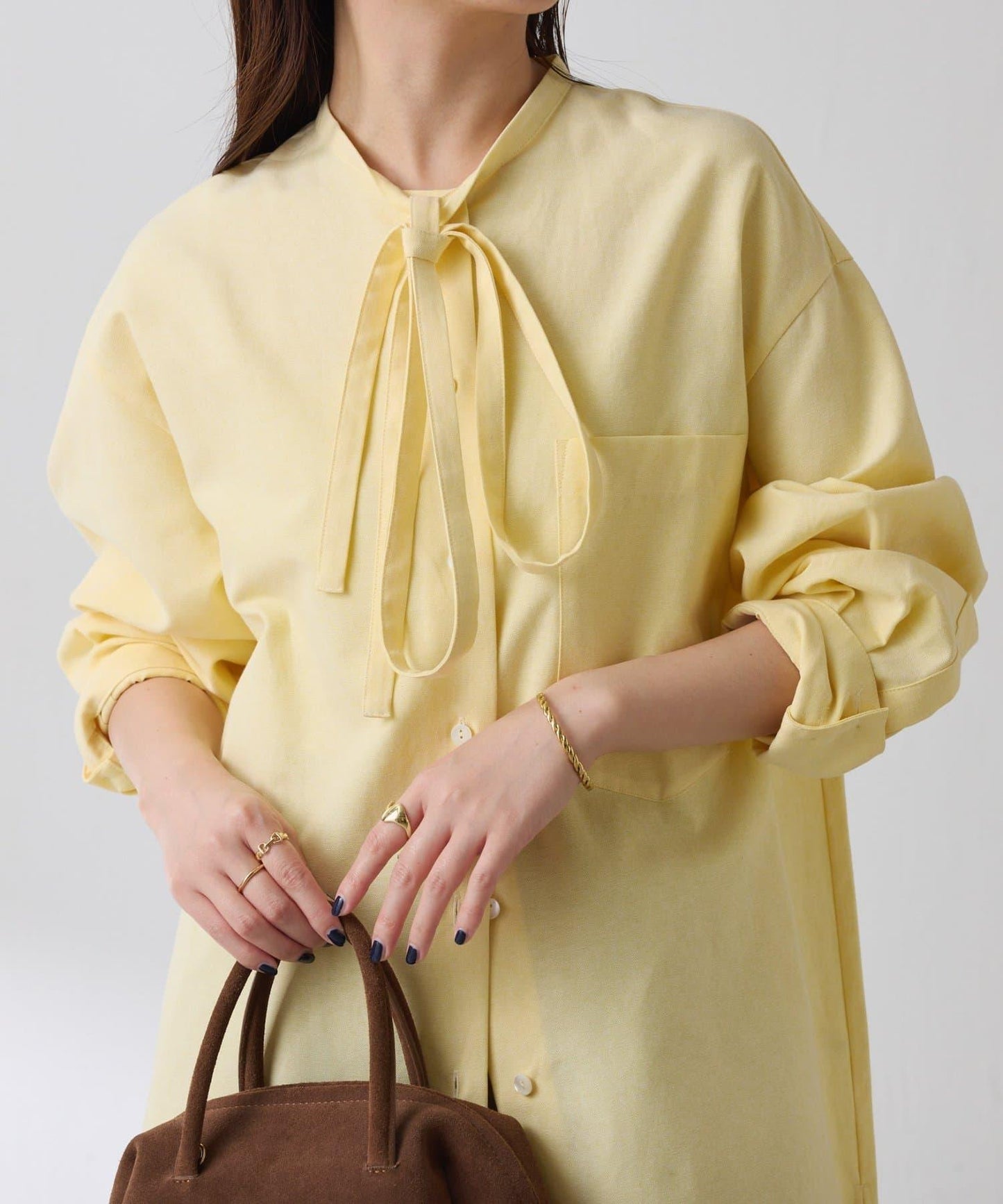 窄領帶裝飾寬鬆襯衫