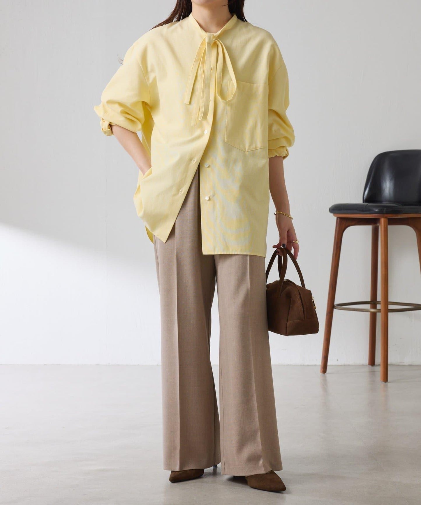 窄領帶裝飾寬鬆襯衫