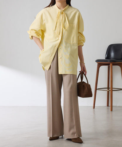 窄領帶裝飾寬鬆襯衫