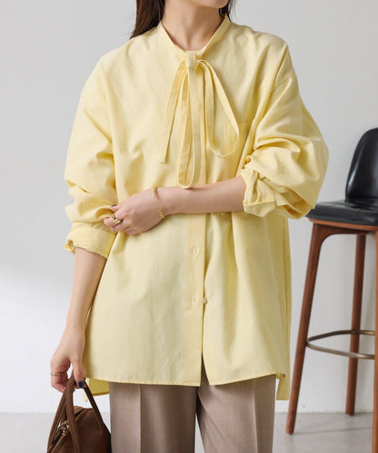 窄領帶裝飾寬鬆襯衫