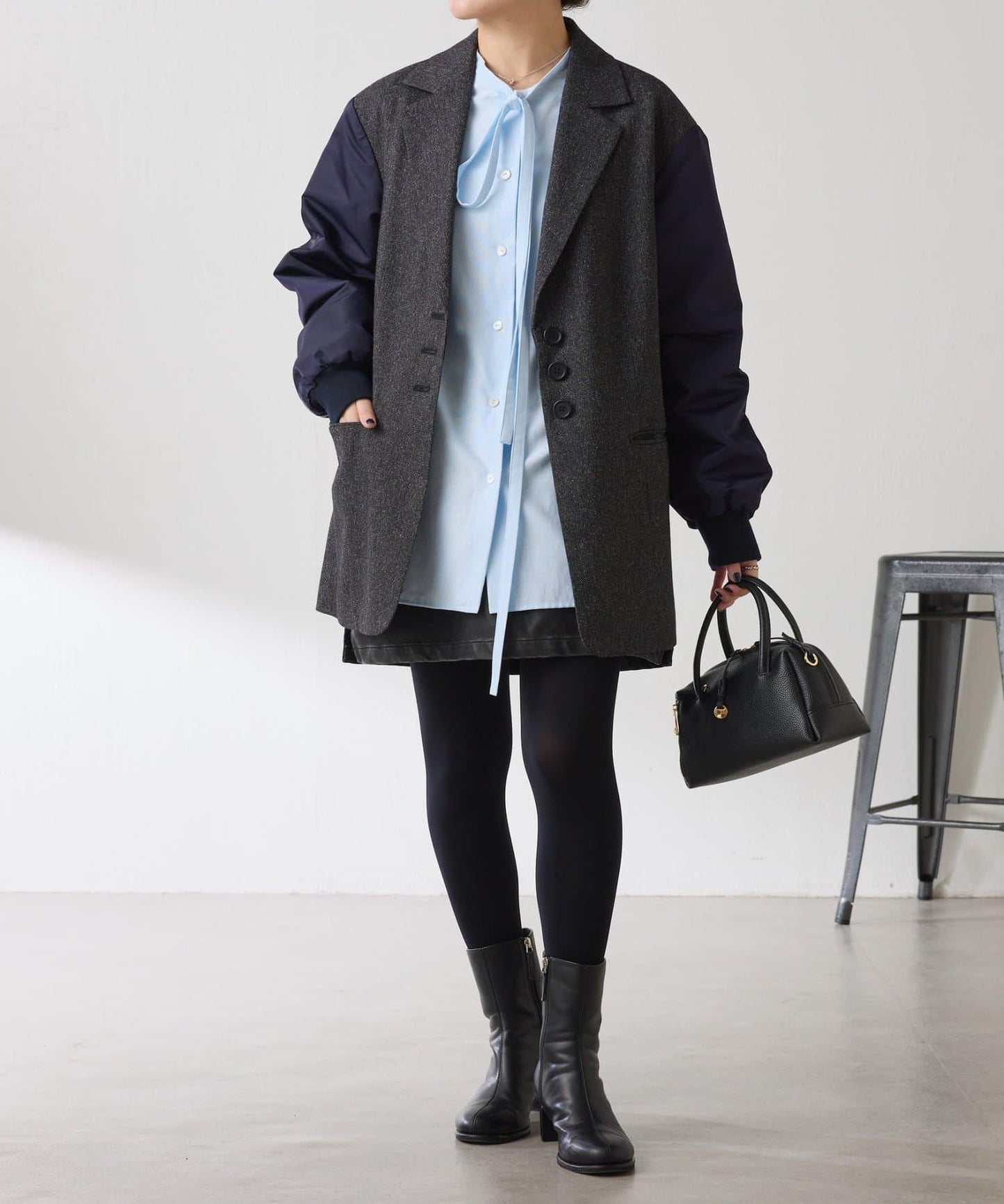 窄領帶裝飾寬鬆襯衫