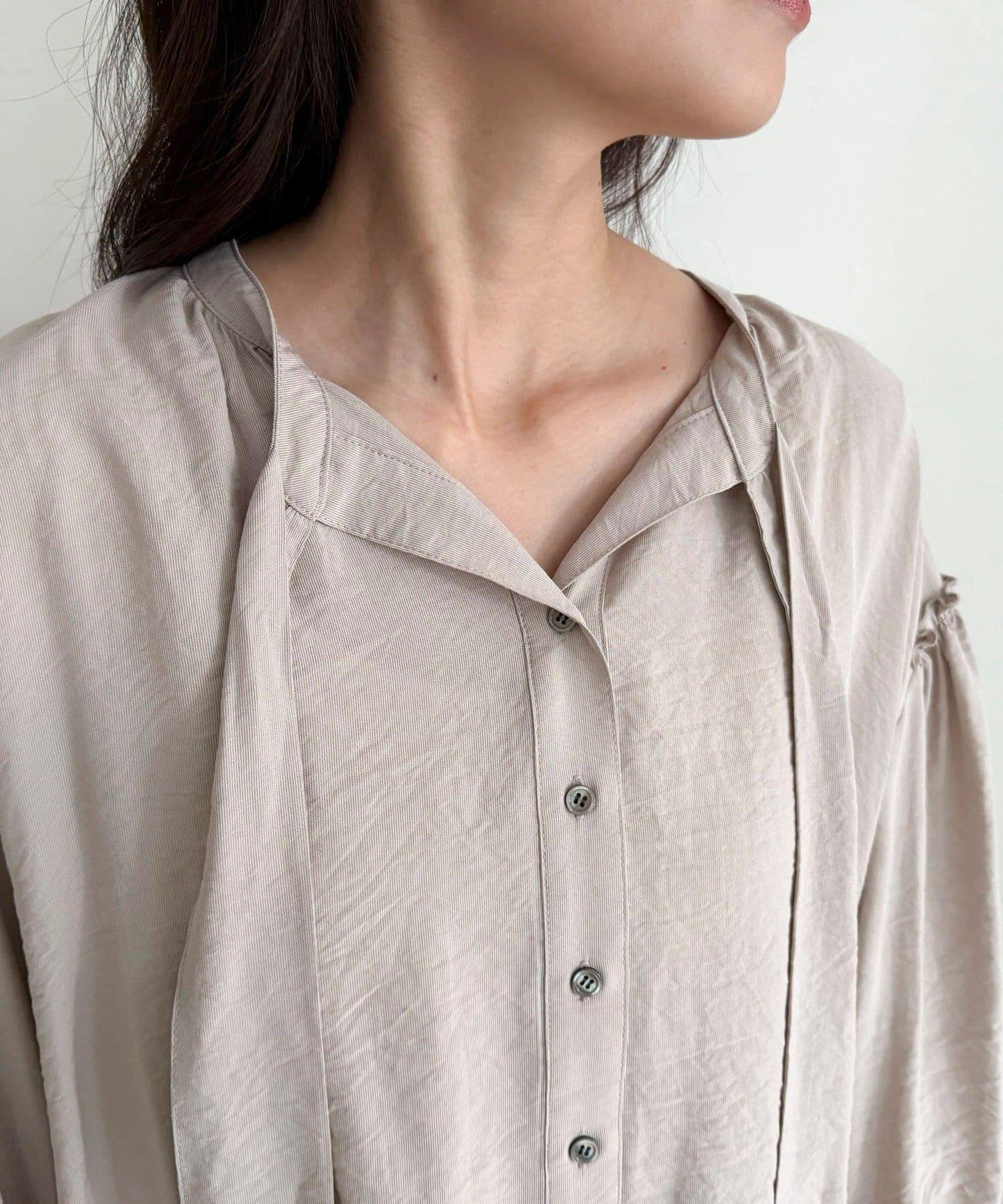 蝴蝶結領褶皺襯衫