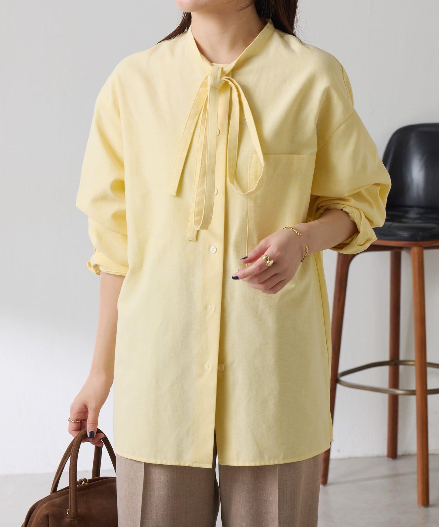 窄領帶裝飾寬鬆襯衫