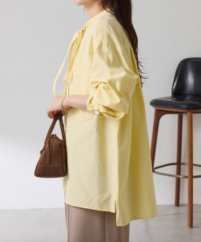 窄領帶裝飾寬鬆襯衫