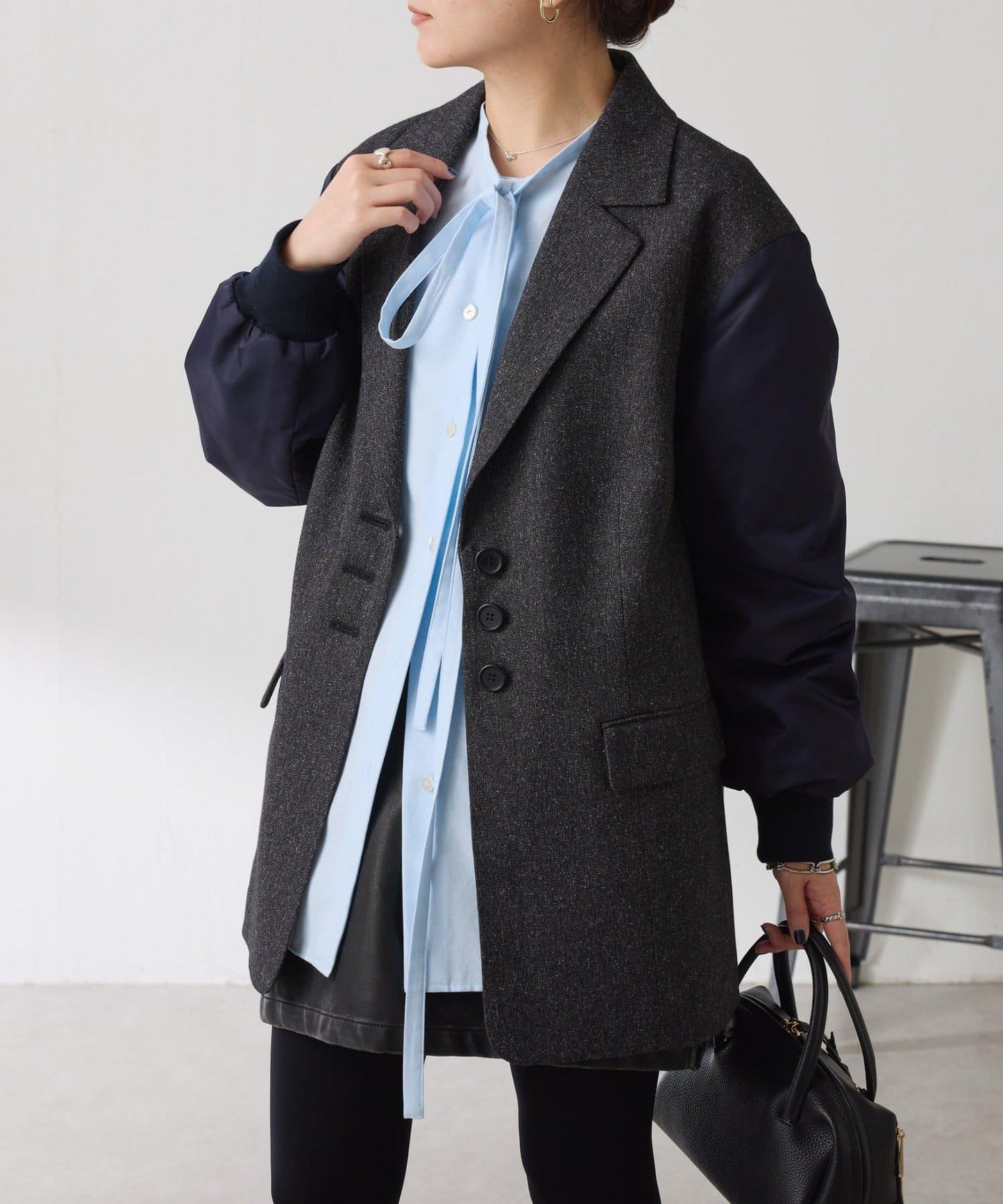 窄領帶裝飾寬鬆襯衫