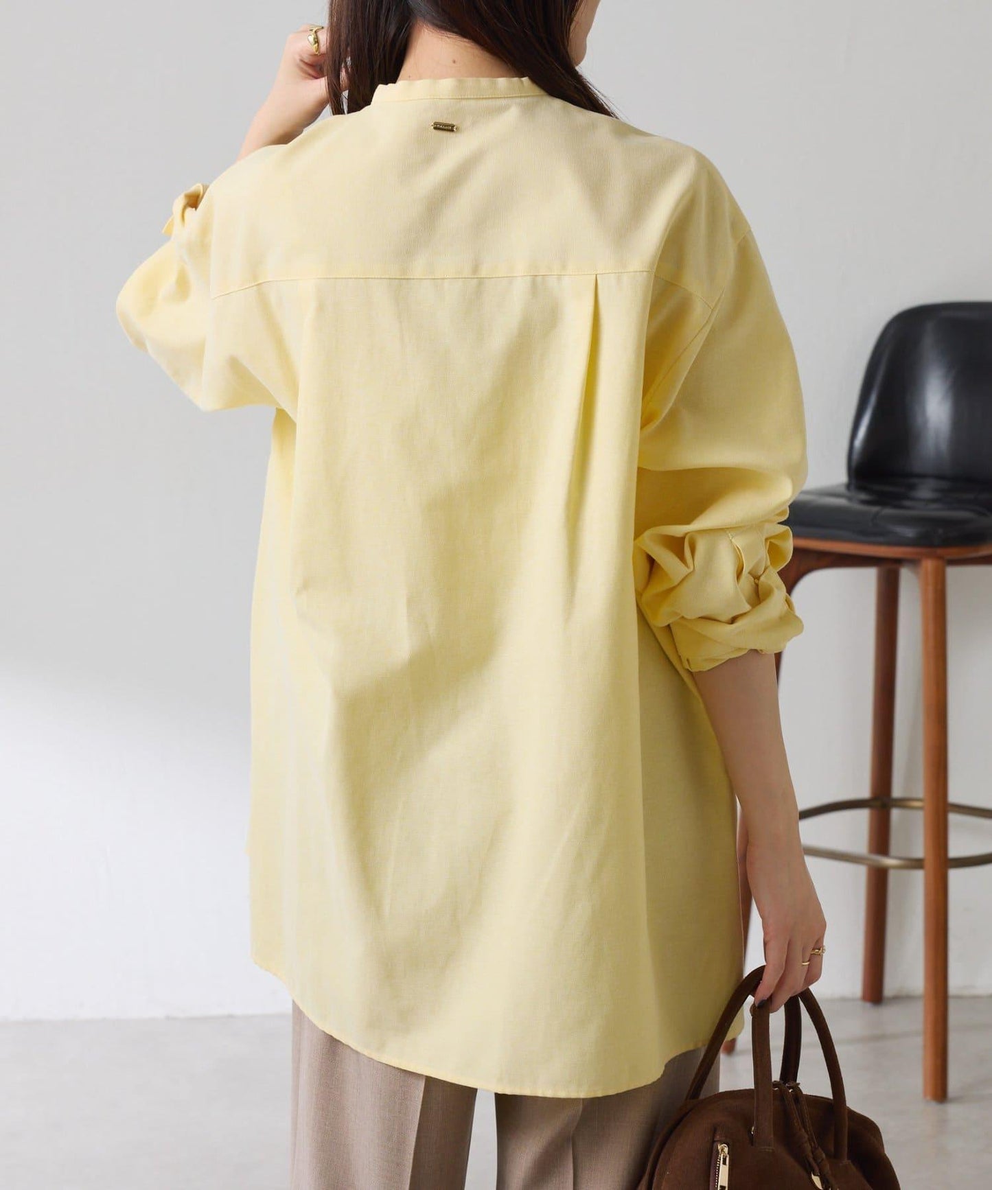 窄領帶裝飾寬鬆襯衫