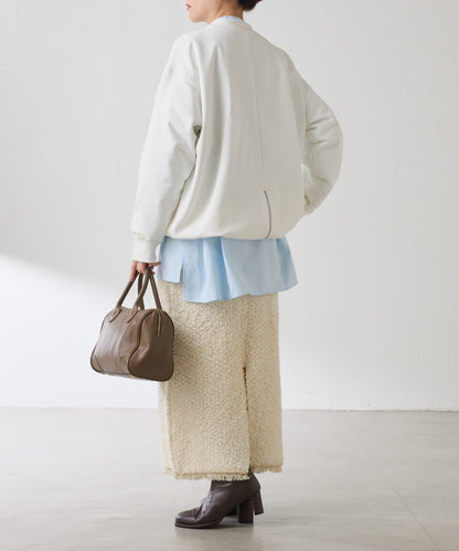 窄領帶裝飾寬鬆襯衫