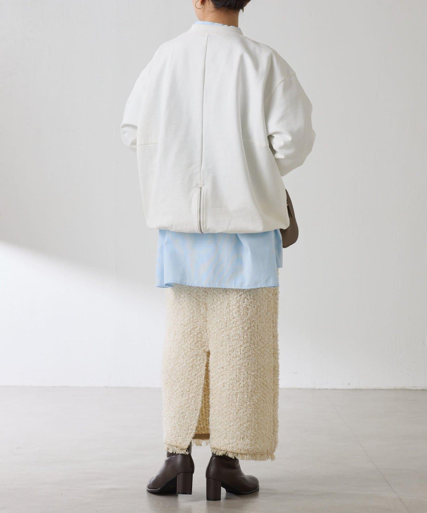 窄領帶裝飾寬鬆襯衫