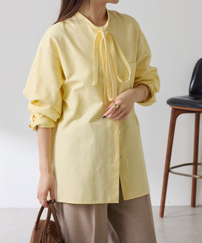窄領帶裝飾寬鬆襯衫