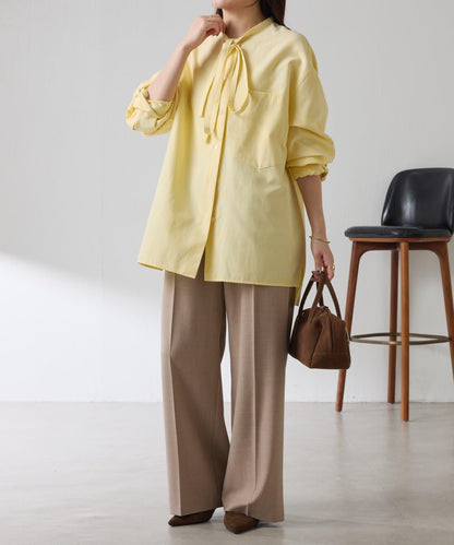 窄領帶裝飾寬鬆襯衫