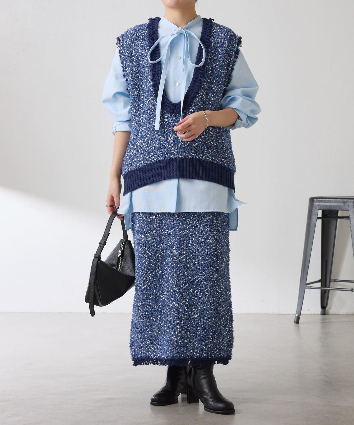 窄領帶裝飾寬鬆襯衫