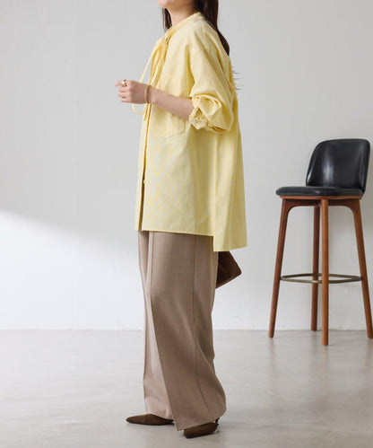 窄領帶裝飾寬鬆襯衫